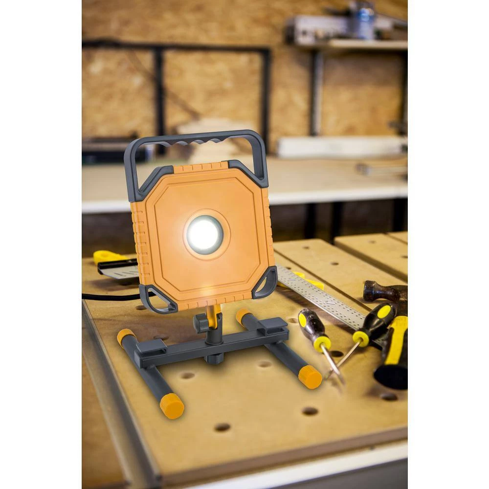 3500-Lumen Integrated LED Portable Work Light by LUTEC 5 3500-Lumen Integrated LED Portable Work Light by LUTEC - Image 3