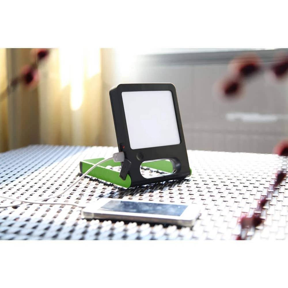 LED Green Solar Pad Light with Rechargeable Battery by LUTEC 5 LED Green Solar Pad Light with Rechargeable Battery by LUTEC - Image 4